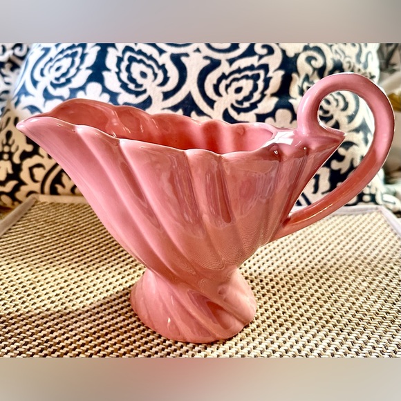 Vintage Pink Bauer USA Pottery Swirl Design Pitcher Flower Vase Signed - Picture 2 of 13